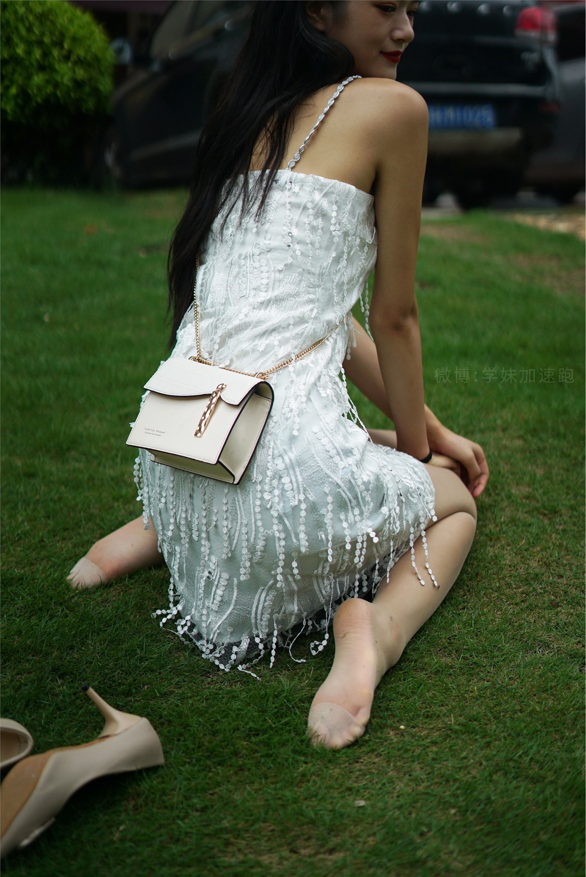 学妹加速跑 XM079《草地上的绿茶jio-鹿酱》